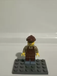 Lego Minifig Lodge Owner HOL328 - Picture 1 of 3