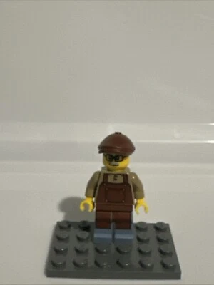 Lego Minifig Lodge Owner HOL328 - Image 1 of 3