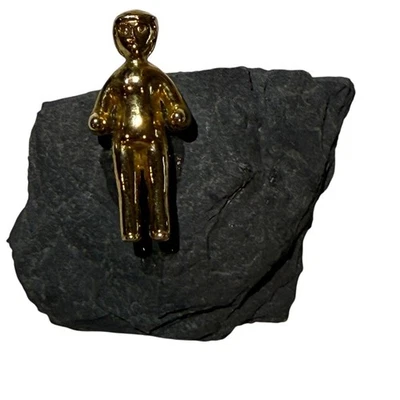 Broche estatuilla vintage tono dorado mujer figura prendedor lindo encanto joyería regalo Foto 1 de 4