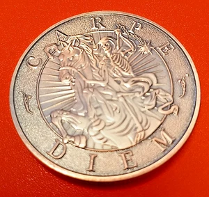 MEDAILLE BRONZE - SQUELETTE A CHEVAL ET CRANE. METAL COULEUR BRONZE NON PRECIEUX - Photo 1/3