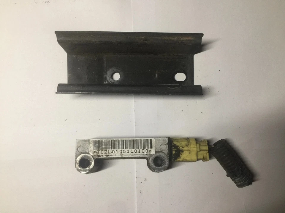 2005-11 Nissan Xterra, Pathfinder Genuine Front Sensor 98581-ZL10B - Image 1 of 1