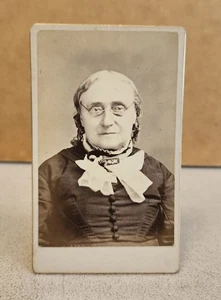 Antikes CDV Foto ALTE FRAU MIT BRILLE Goldrand Foto STEIN Athol MASSE. - Bild 1 von 3