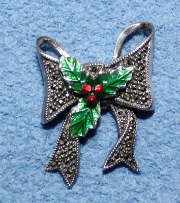 Broche de vacaciones vintage de plata esterlina con lazo de acebo esmaltado en marcasita Judith Jack Foto 1 de 4