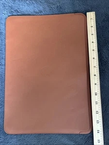 Original Apple Lederhülle für MacBook Air und MacBook Pro - Braun - Bild 1 von 3
