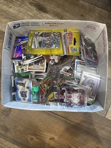 Caja de 6 libras de tarjetas de fútbol béisbol baloncesto en su mayoría base - Imagen 1 de 3