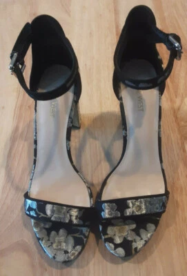 TAPIZ NEVE WEST (DEMPSEY) DORADO Y PLATEADO LOOK 4 1/4" TACÓN talla 9,5 M Usado en Excelente Condición Foto 1 de 4