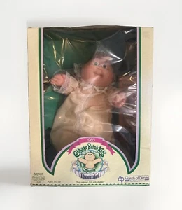 VINTAGE 1985 KOHLAUFNÄHER PUPPE NEU IN BOX PREEMIE MÄDCHEN MIT ADOPTIONSPAPIEREN! - Bild 1 von 12