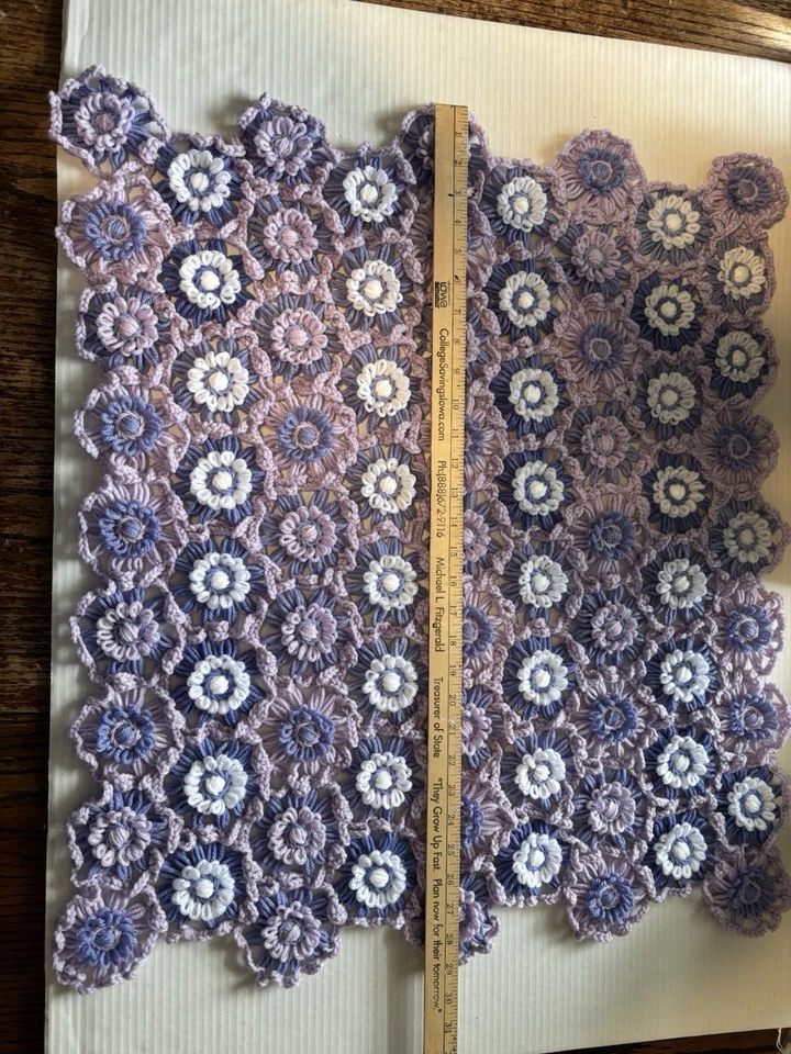"Manta de regazo/tiro afgana margarita de ganchillo hecha a mano púrpura y lavanda 29"" X 25""" Foto 1 de 4