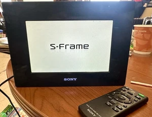 Sony 7 Zoll LCD Digital Picture S-Frame JPG TIFF SD Kartenfächer Schwarz DPF-A710 - Bild 1 von 6