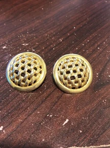 VINTAGE RETRO ROUND PIERCED WAFFLE WEAVED GOLD TONE METAL 1” EARRINGS - Picture 1 of 8