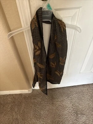 "Bufanda Jones New York 12""x54"" con tema de hoja marrón" Foto 1 de 3