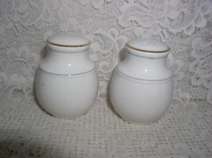 Made in England Creamy White Ivory Gray Gold Trim Salt & Pepper shaker EXCELLENT - Picture 1 of 4