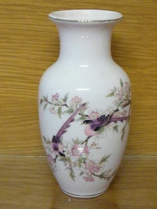 VASE - VINTAGE PINK JAPANESE YAMAJI 6" VASE, BIRDS & FLORA DESIGN, GOLD RIMS - Picture 1 of 2