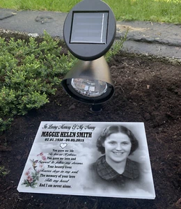 Personalisierte Grabgedenkstätte, Friedhofsgrabstein, Sonnenleuchte. - Bild 1 von 16