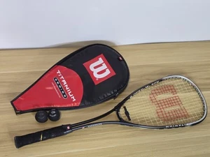 Racchetta da squash Wilson serie Titanium con custodia + 20 palline Dunlop Pro. - Foto 1 di 15