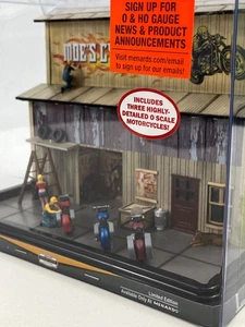 Menards O Scale "Moe's Cycle Shop" mit Motorrädern & Figuren LED-Leuchten - NEU - Bild 1 von 7