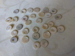 30 echte, sehr alte Perlmutt Knöpfe schimmernd , Konvolut 2 Loch - Bild 1 von 2