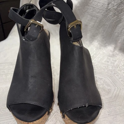 Shoedazzle Sarahh Negro Talla 7 1/2 6" Tacón Corcho Tacón Dorado Tachuelas Envolventes Correas  Foto 1 de 4