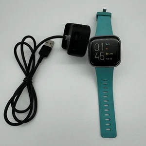 Fitbit Versa 2 - Health & Fitness Smart Watch Graphite Body Turquoise Band FB507 - Zdjęcie 1 z 7