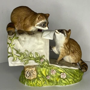 Mapaches de porcelana vintage de la colección de obras maestras de HOMCO por buzón, firmados - Imagen 1 de 6