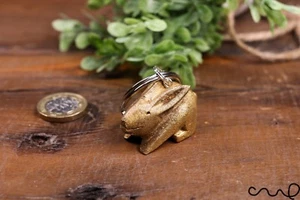 Llavero de madera de conejo de oro pequeño hecho a mano regalo único conejito de boda - Imagen 1 de 6