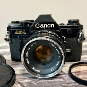Canon AE-1 fotocamera reflex pellicola 35 mm nera con obiettivo Canon FD 50 mm F1,8! Dal Giappone - Foto 1 di 24