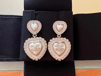 Brand New CHANEL classic earrings pearl - Image 1 of 4