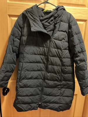 Chaqueta de abrigo acolchada con relleno de plumón Cole Haan Grand OS para mujer Foto 1 de 3