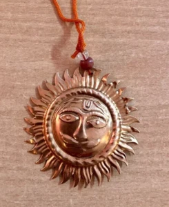 Colgante de Pared Dios Sol Surya Yantra Religioso Cobre 2.8 Pulgadas, Remedio Vaastu Vastu - Imagen 1 de 4
