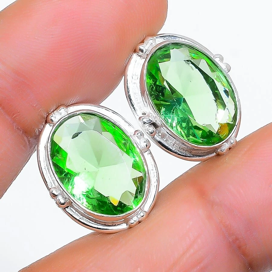 Pendiente de plata de ley 925 con piedras preciosas de tsavorita verde tamaño 0,75"" Foto 1 de 1