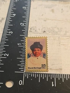 Prendedor esmaltado sello Ida B Wells negro herencia 25 centavos J3 - Imagen 1 de 2