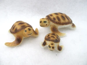 Juego de estatuillas miniatura vintage de porcelana de hueso con acabado mate de Turtle Family - Imagen 1 de 4