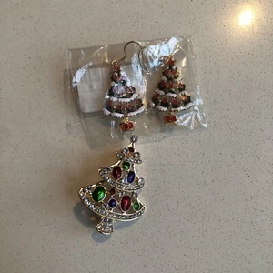christmas tree earings and broach - Picture 1 of 5