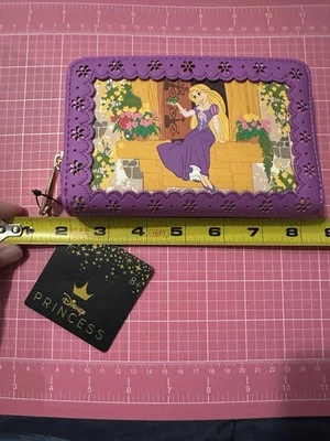 Cartera Rapunzel Enmarcada Enredada Nueva Con Etiquetas Cremallera Alrededor Cartera Loungefly Foto 1 de 4