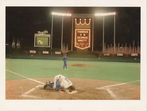 George Brett AP Wide World wire press photo 1993 Kissing Home - Last Game - Picture 1 of 2