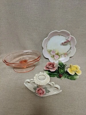 三个烛台和粉红色抑郁玻璃肥皂盘/饰品托盘 — 第 1/4 张图片