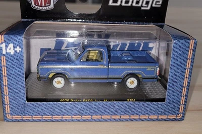 Gold Chase! Dodge D150 Jean Machine 1978 modelo 1/64 azul de M2 Machines Foto 1 de 4