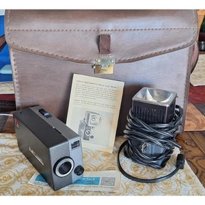 Kodak Instamatic M4 cinepresa e Kodak Instamatic Movie Light modello 1 con custodia - Foto 1 di 11