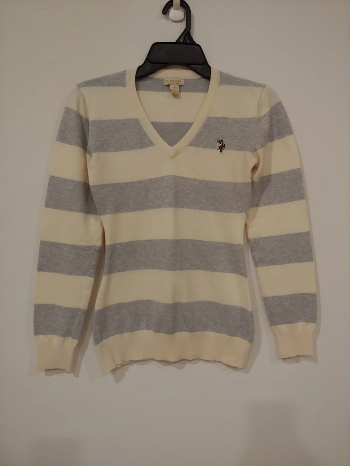 U.S. Polo Assn. Женский свитер с длинным рукавом с v-образным вырезом цвета слоновой кости/серые полоски размер маленький - Изображение 1 из 4