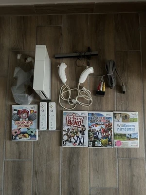 Nintendo Wii Console Retro Gaming  + 2 Controller + 4 Giochi Completi - Immagine 1 di 4