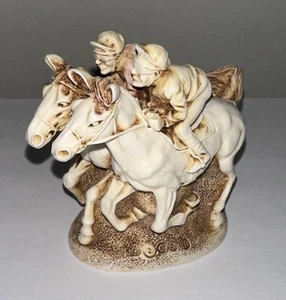 Estatuilla Harmony Kingdom con acabado de foto de carrera de caballos hecha en el Reino Unido - Imagen 1 de 10