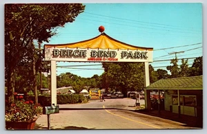 Entrada principal Beech Bend Park Bowling verde Kentucky postal años 60 coches antiguos - Imagen 1 de 3