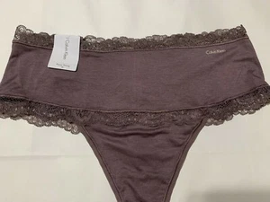 NUEVO CON ETIQUETAS Calvin Klein Talla (Mediana) MICRO TANGA ENCAJE QD3776 210 LITE MARRÓN - Imagen 1 de 4