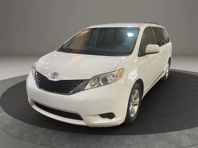 2013 Toyota Sienna LE минивэн 4D - Изображение 1 из 4