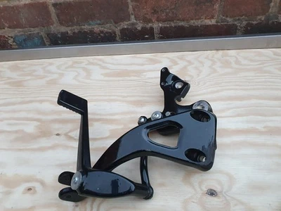 GENUINE HARLEY DAVIDSON M8 FXB SOFTAIL STREET BOB MID FOOT CONTROLS - Image 1 of 4