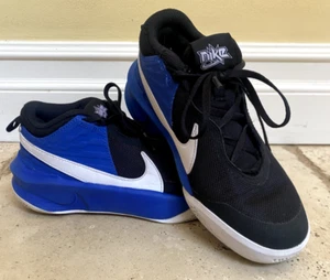 Nike Team Hustle Boys Size 4Y Basketball Shoes CW6735-010 Very Good Condition - Picture 1 of 12