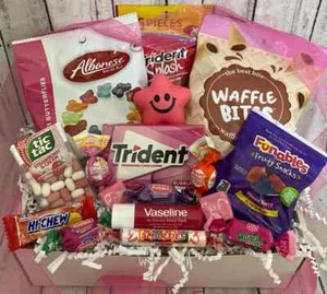 GESCHENKKORB ZUM GEBURTSTAG, SÜSSIGKEITEN PLÄTZCHEN SNACKBOX, ROSA MOTIV, MÄDCHEN COLLEGE STUDENTIN - Bild 1 von 7