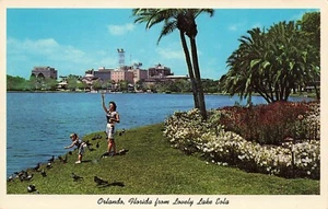 Chrom Postkarte ~ Orlando, Florida, Tauben füttern am Lake Eola - Bild 1 von 2