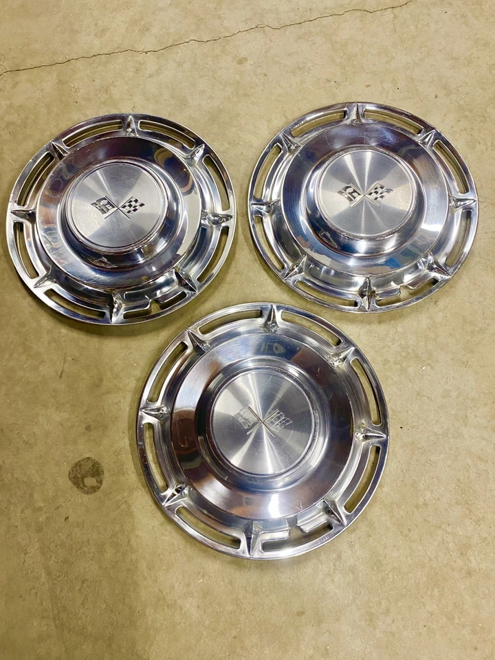 (3) Juego de tres cubiertas de rueda Chevrolet Impala 1960 tapacubos 14" buen estado Foto 1 de 4