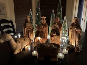 Belén familiar vintage tallado a mano de madera natural y oro 10 pesado 10,5" de alto - Imagen 1 de 23